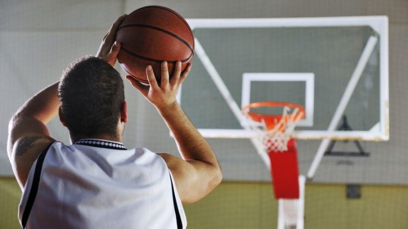 cara shooting bola basket